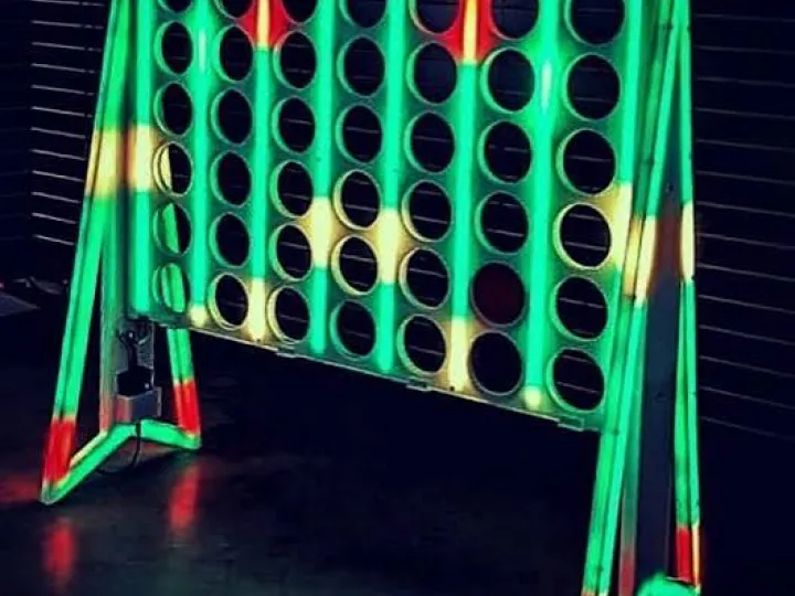 Conecta 4 XXL LED en un evento (3)