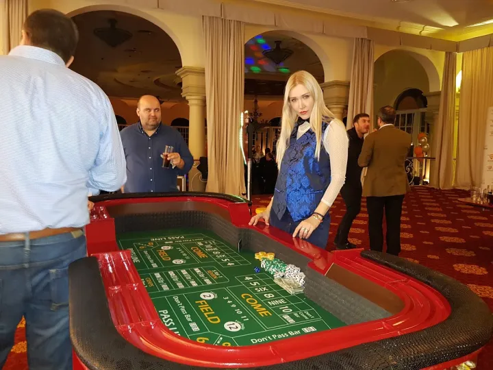 Mesa de dados (craps) en un evento (3)