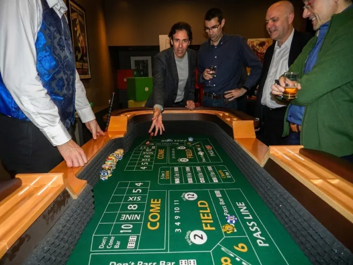 Mesa de dados (craps) en un evento (4)