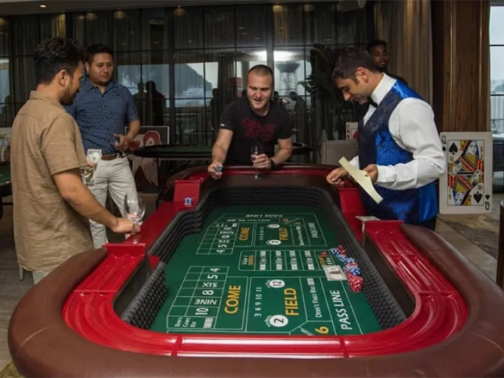 Mesa de dados (craps) en un evento (5)