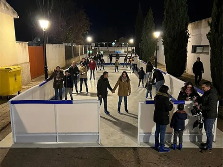 Eco-friendly synthetic ice rink at an event (3)