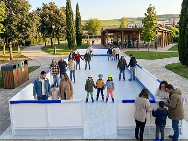 Eco-friendly synthetic ice rink at an event (4)