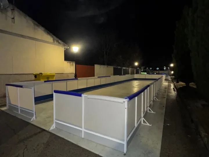 Eco-friendly synthetic ice rink at an event (5)