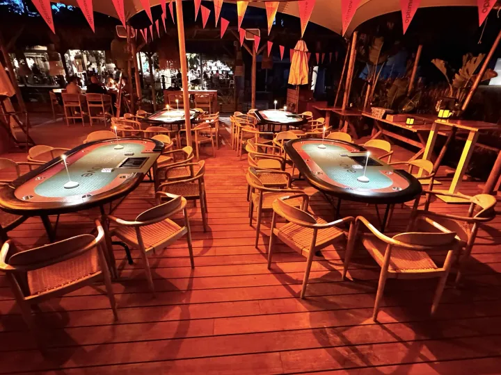 Mesa de póker Texas Hold’em en un evento (1)