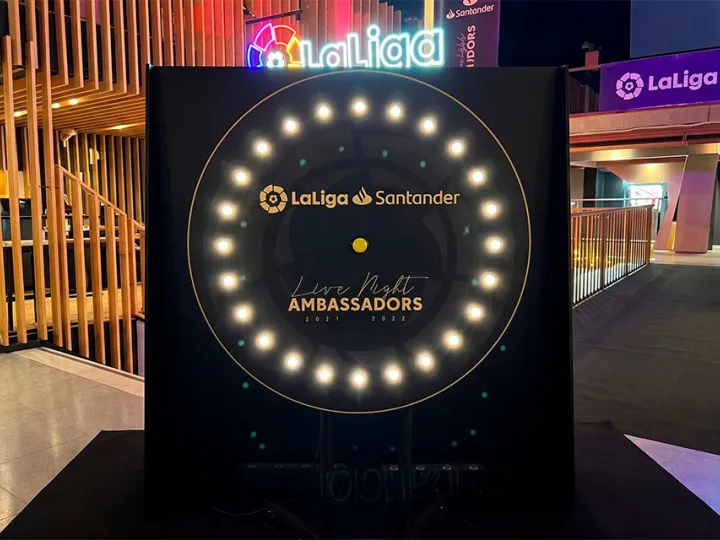 Ruleta de pulsador con luces en un evento (1)