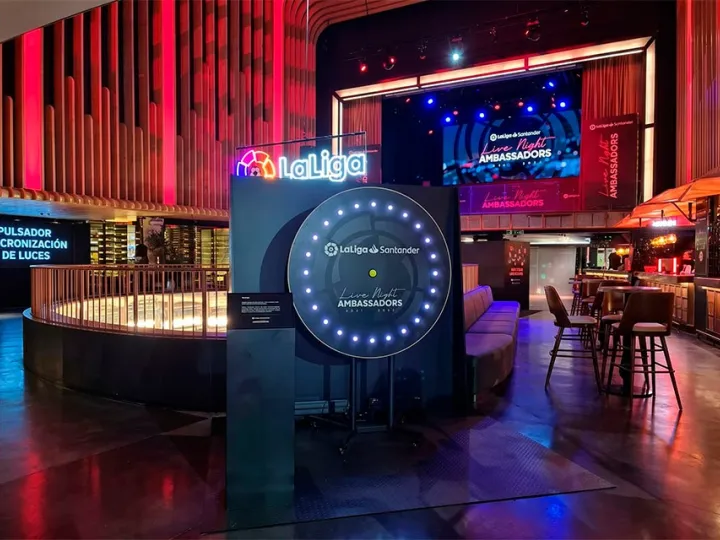 Push-button light wheel at an event (3)