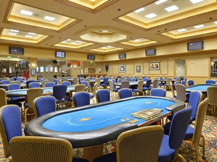 Corporate poker tournament at an event (6)