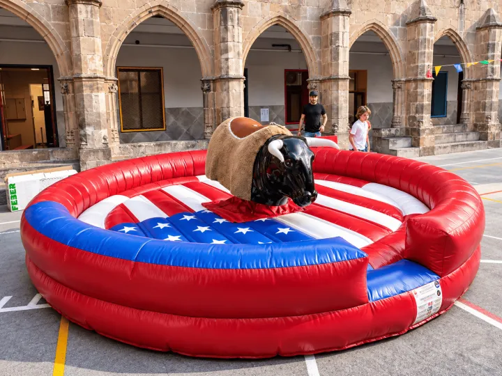 Toro mecánico en un evento (5)