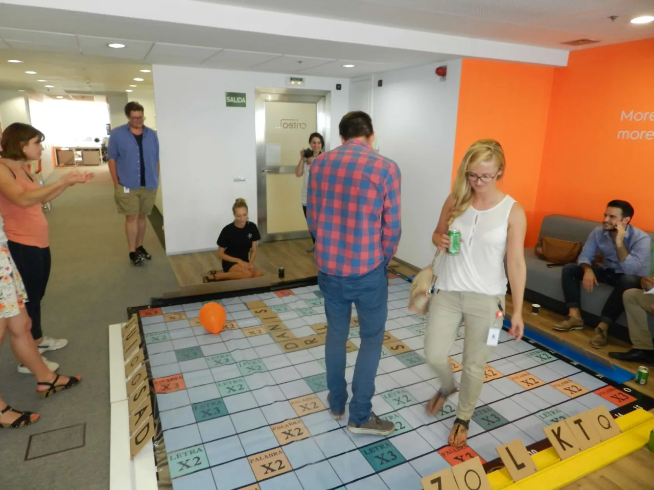 Scrabble gegant per a fires i esdeveniments