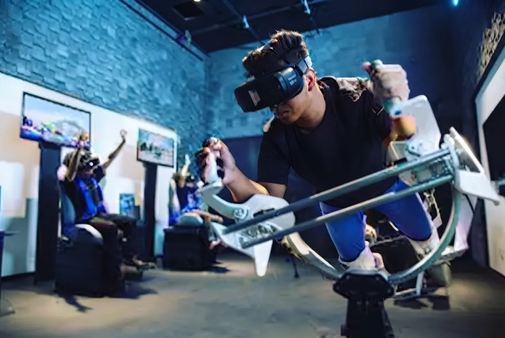 VR hang-gliding simulator for trade shows and events